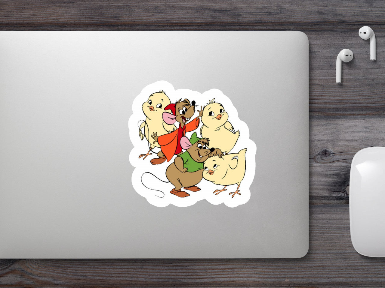 Set 4 bucati, Sticker decorativ, Cenusareasa Jaq si Gus se joaca cu puii, Rezistent la apa, NO8787, 10 cm, Multicolor