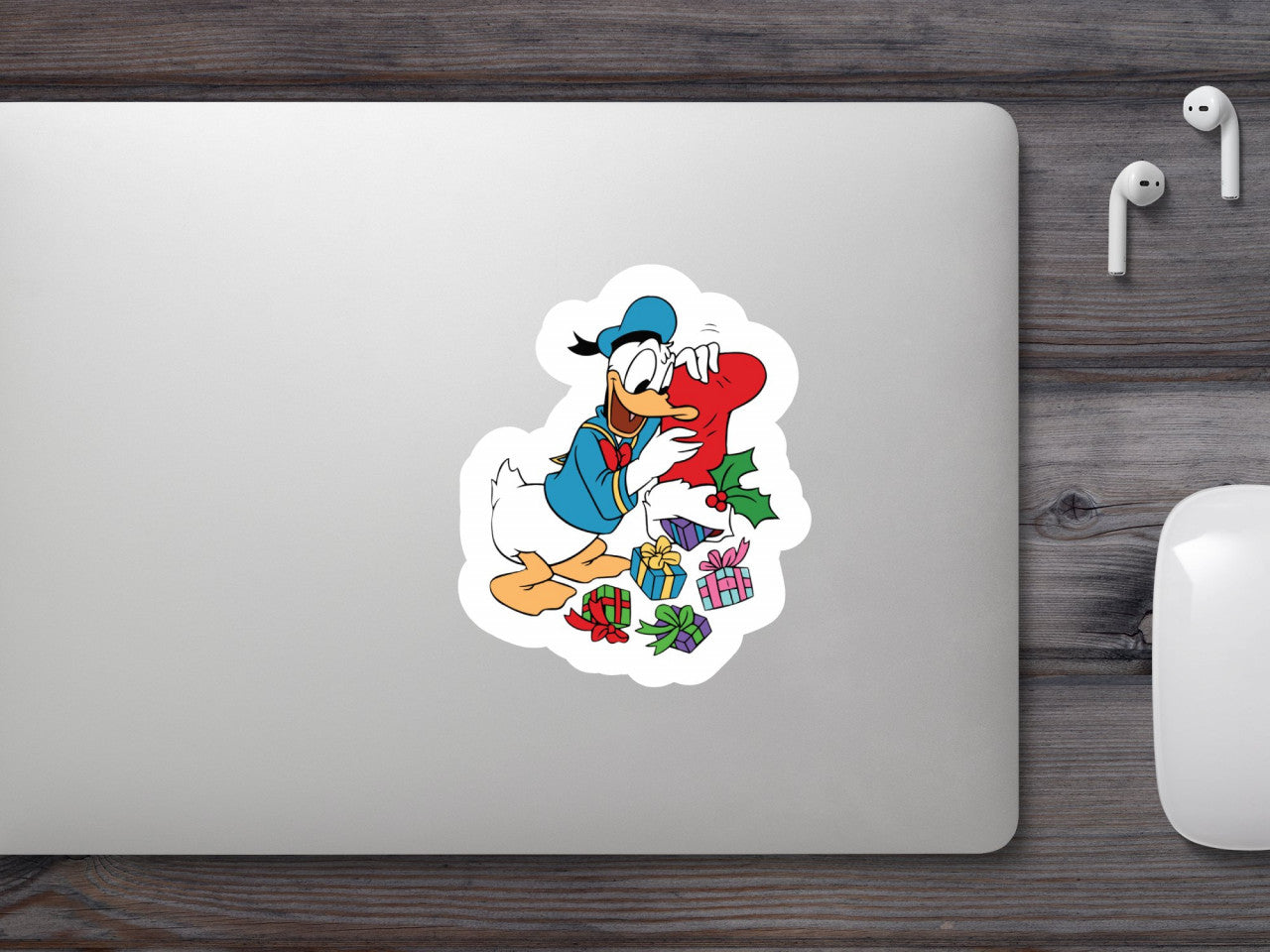 Set 4 bucati, Sticker decorativ, Donald Duck cu cadouri de craciun, Rezistent la apa, NO9070, 10 cm, Multicolor