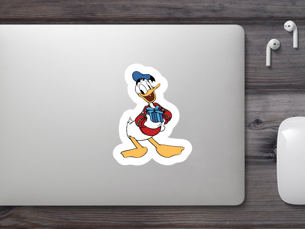 Set 4 bucati, Sticker decorativ, Donald Duck cu un cadou in mana, Rezistent la apa, NO9071, 10 cm, Multicolor