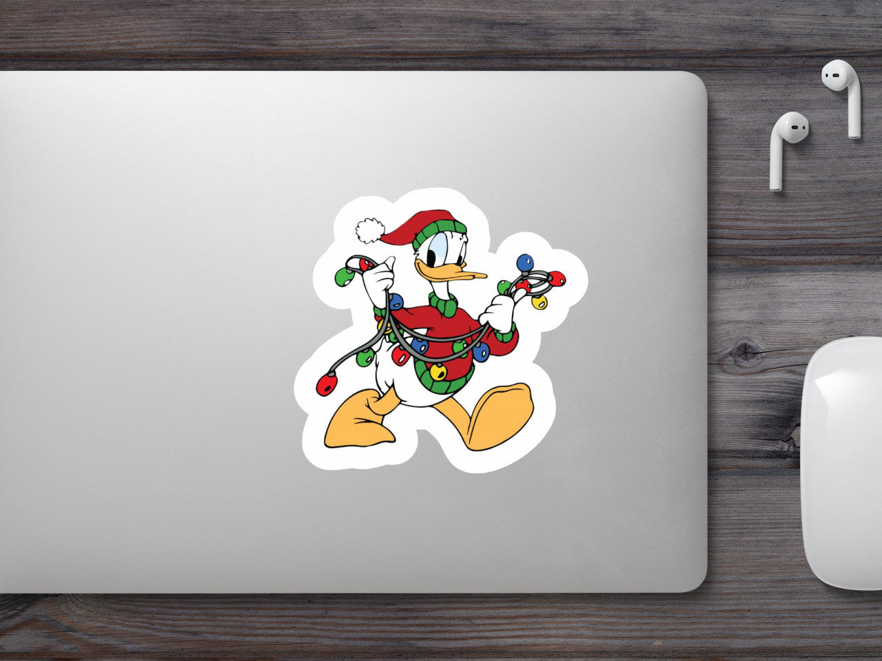 Set 4 bucati, Sticker decorativ, Donald Duck intinde instalatia de craciun, Rezistent la apa, NO9074, 10 cm, Multicolor