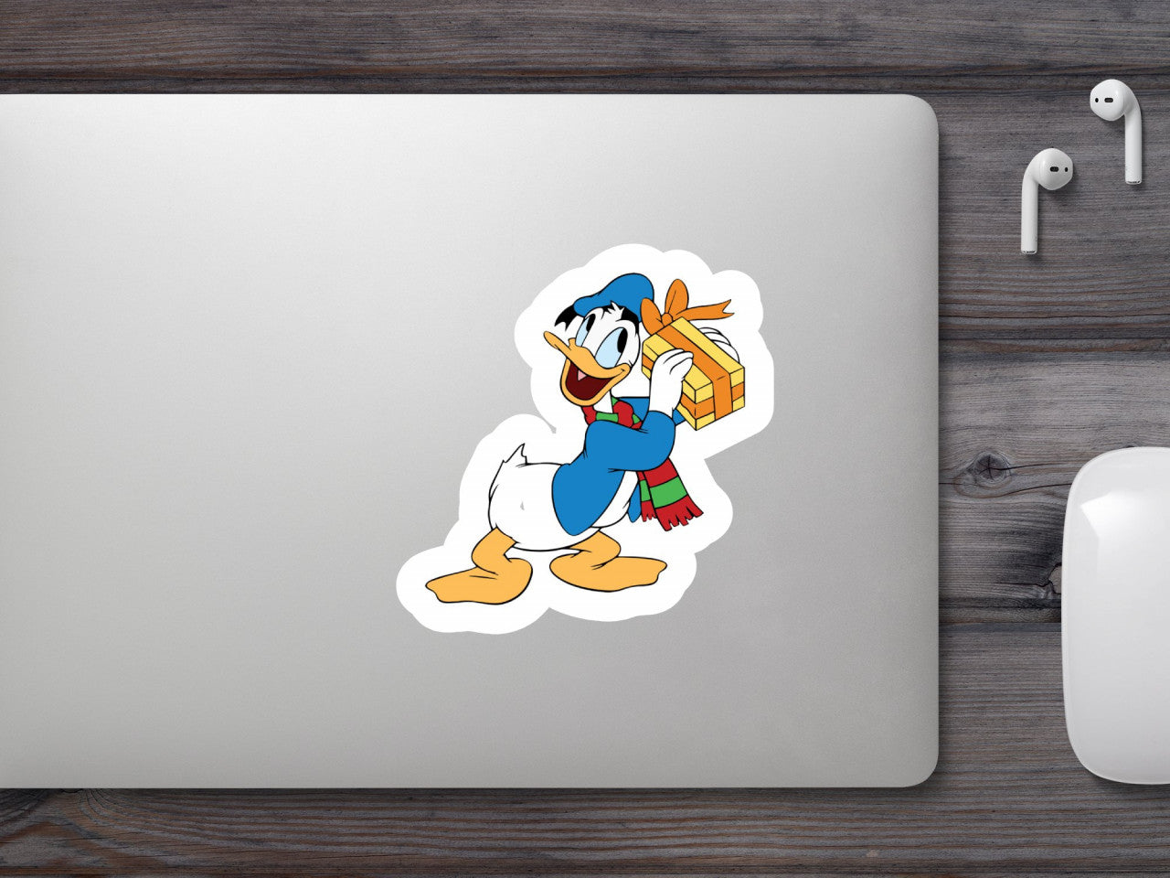 Set 4 bucati, Sticker decorativ, Donald Duck se intreaba ce este in cadou, Rezistent la apa, NO9075, 10 cm, Multicolor