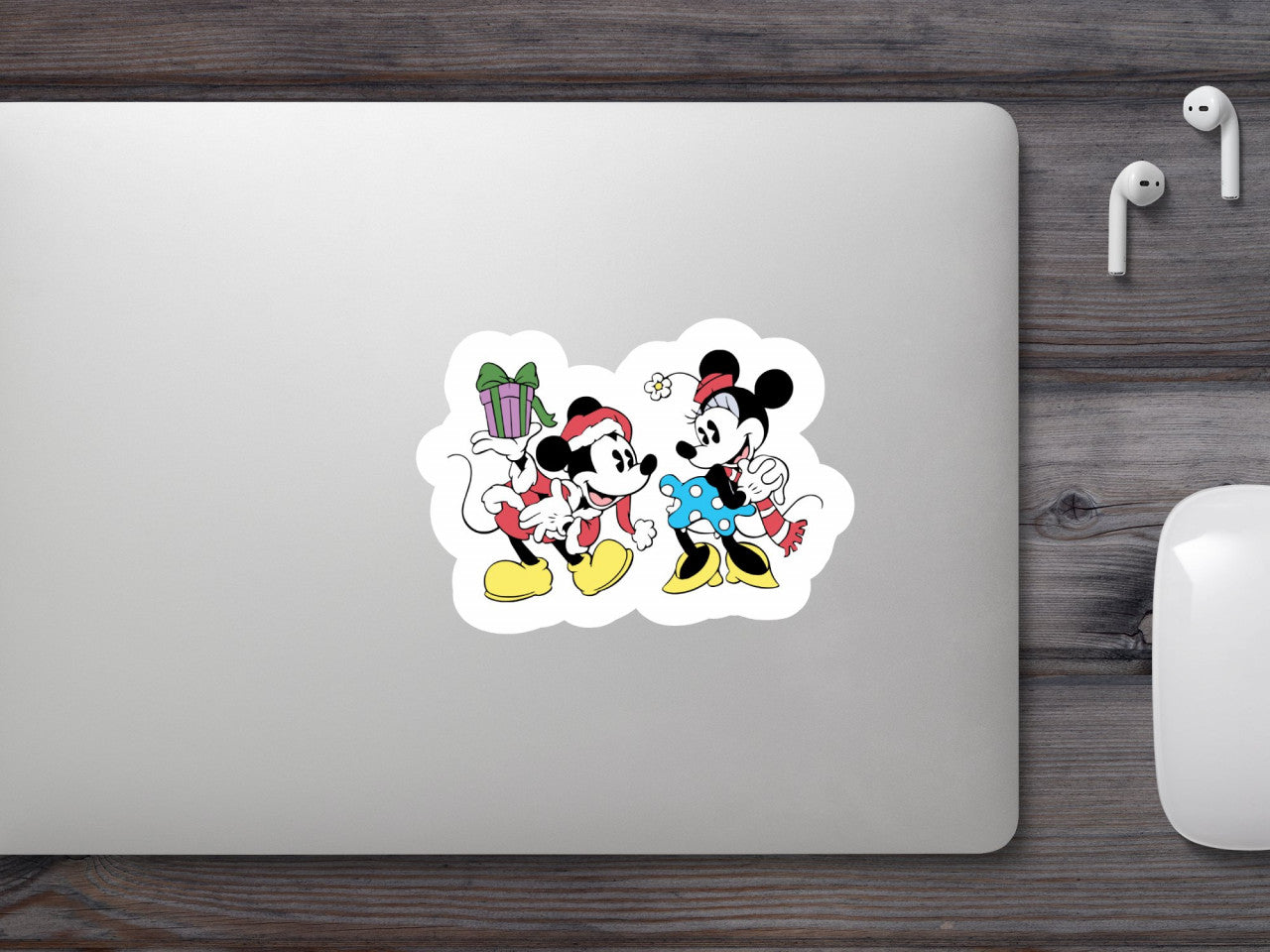 Set 4 bucati, Sticker decorativ, Mickey ii aduce un cadou lui Minnie, Rezistent la apa, NO8096, 10 cm, Multicolor
