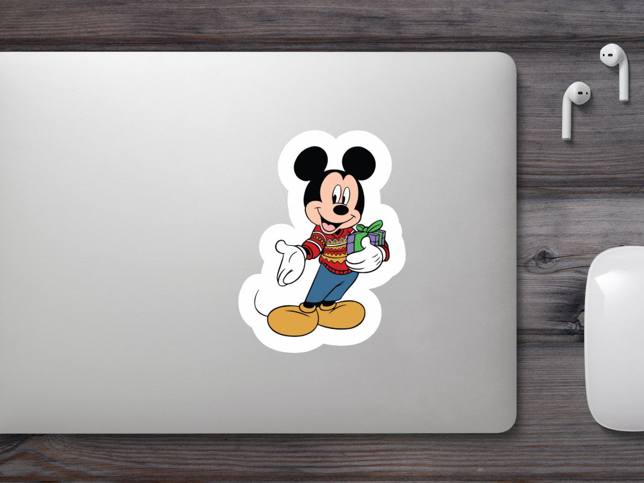 Set 4 bucati, Sticker decorativ, Mickey Mouse iti ofera un cadou, Rezistent la apa, NO8114, 10 cm, Multicolor