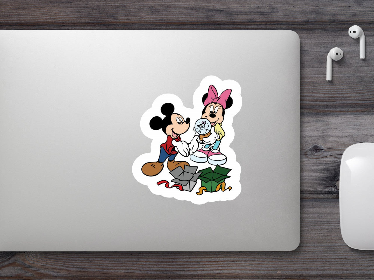 Set 4 bucati, Sticker decorativ, Mickey Mouse ofera un cadou, Rezistent la apa, NO8117, 10 cm, Multicolor