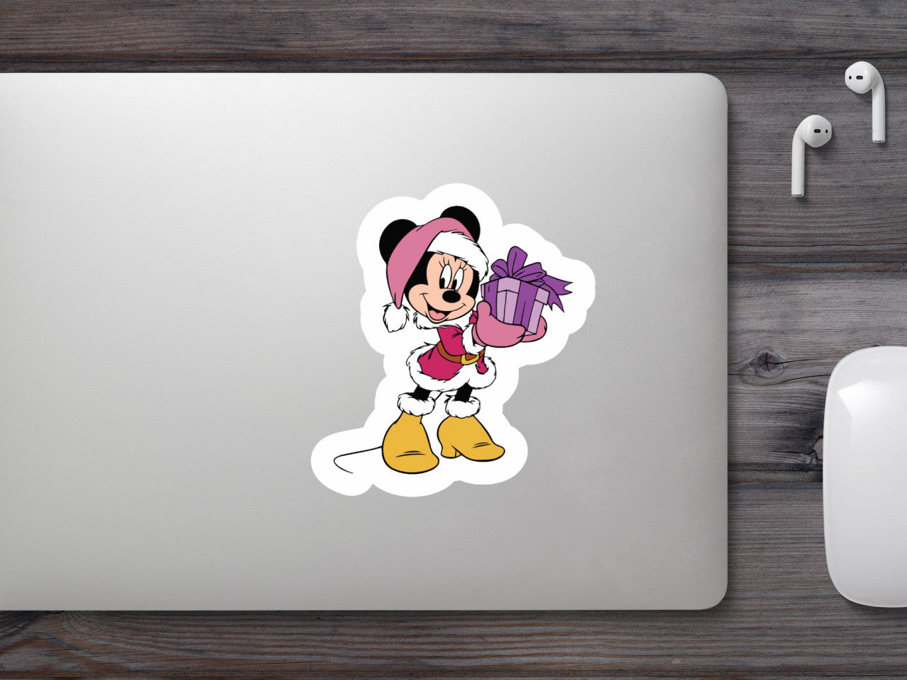 Set 4 bucati, Sticker decorativ, Minnie Mouse ofera un cadou special, Rezistent la apa, NO8153, 10 cm, Multicolor