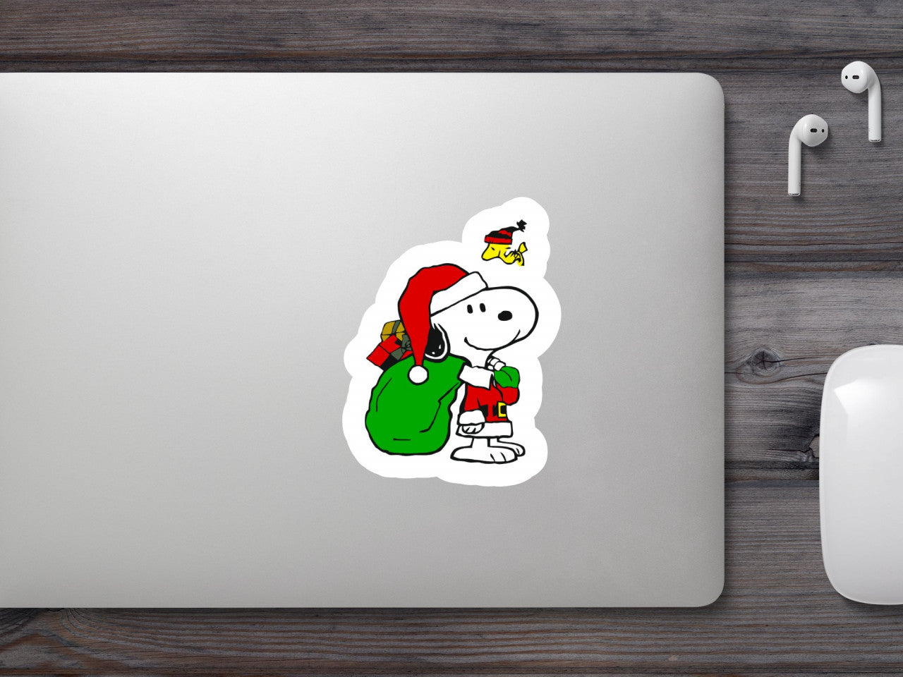 Set 5 bucati, Sticker decorativ, Snoopy Mos Craciun cu sacul de jucarii, Rezistent la apa, NO8376, 6 cm, Multicolor