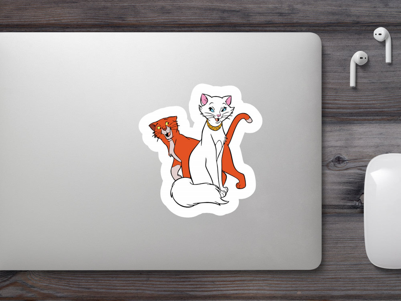 Set 5 bucati, Sticker decorativ, The Aristocats Thomas O'Malley cucerind-o pe Ducesa, Rezistent la apa, NO8786, 6 cm, Multicolor