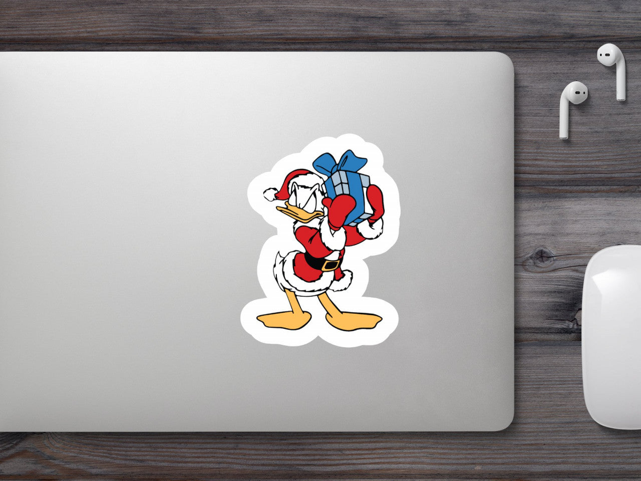 Set 4 bucati, Sticker decorativ, Donald Duck asculta un cadou, Rezistent la apa, NO9066, 10 cm, Multicolor