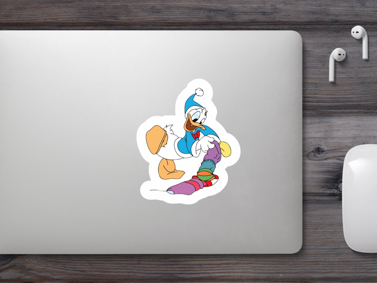 Set 4 bucati, Sticker decorativ, Donald Duck incalta o soseta, Rezistent la apa, NO9073, 10 cm, Multicolor