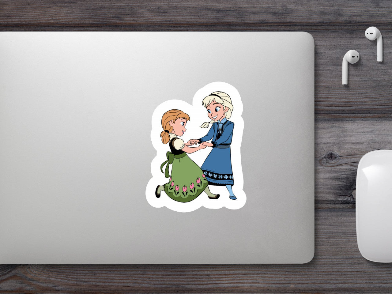 Set 4 bucati, Sticker decorativ, Frozen Anna si Elsa danseaza, Rezistent la apa, NO9356, 10 cm, Multicolor