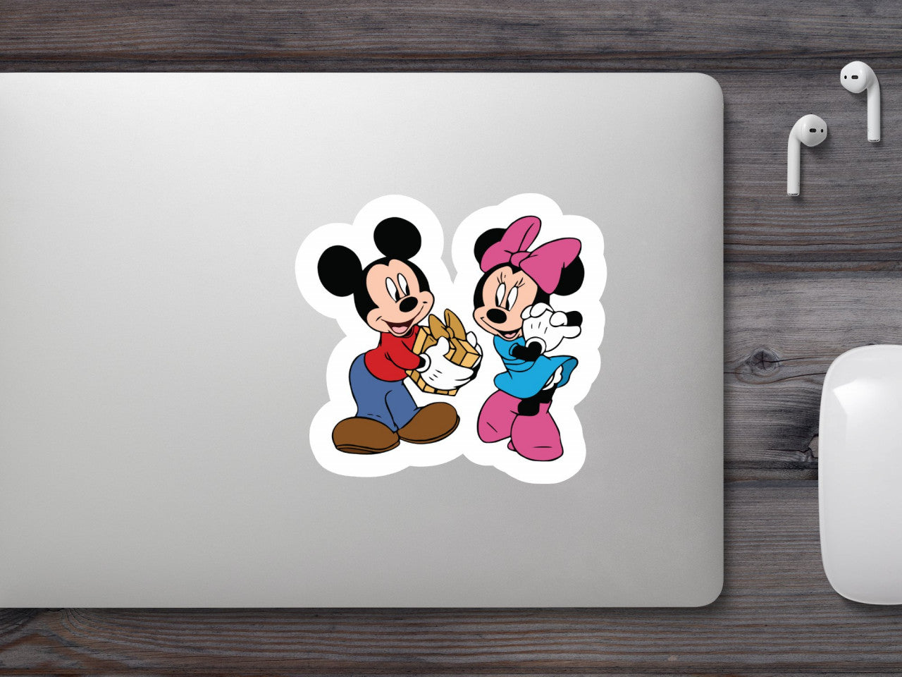 Set 4 bucati, Sticker decorativ, Mickey Mouse ofera un cadou special, Rezistent la apa, NO8116, 10 cm, Multicolor