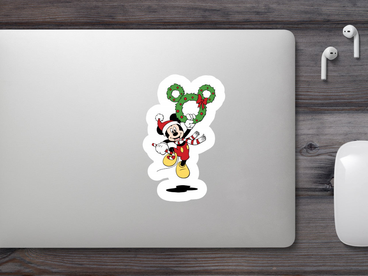 Set 5 bucati, Sticker decorativ, Mickey Mouse agatat de decoratiunile de craciun, Rezistent la apa, NO8098, 6 cm, Multicolor