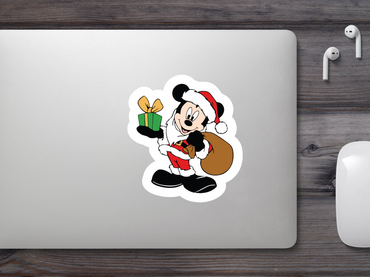 Set 5 bucati, Sticker decorativ, Mickey Mouse cu cadoul de craciun, Rezistent la apa, NO8101, 6 cm, Multicolor